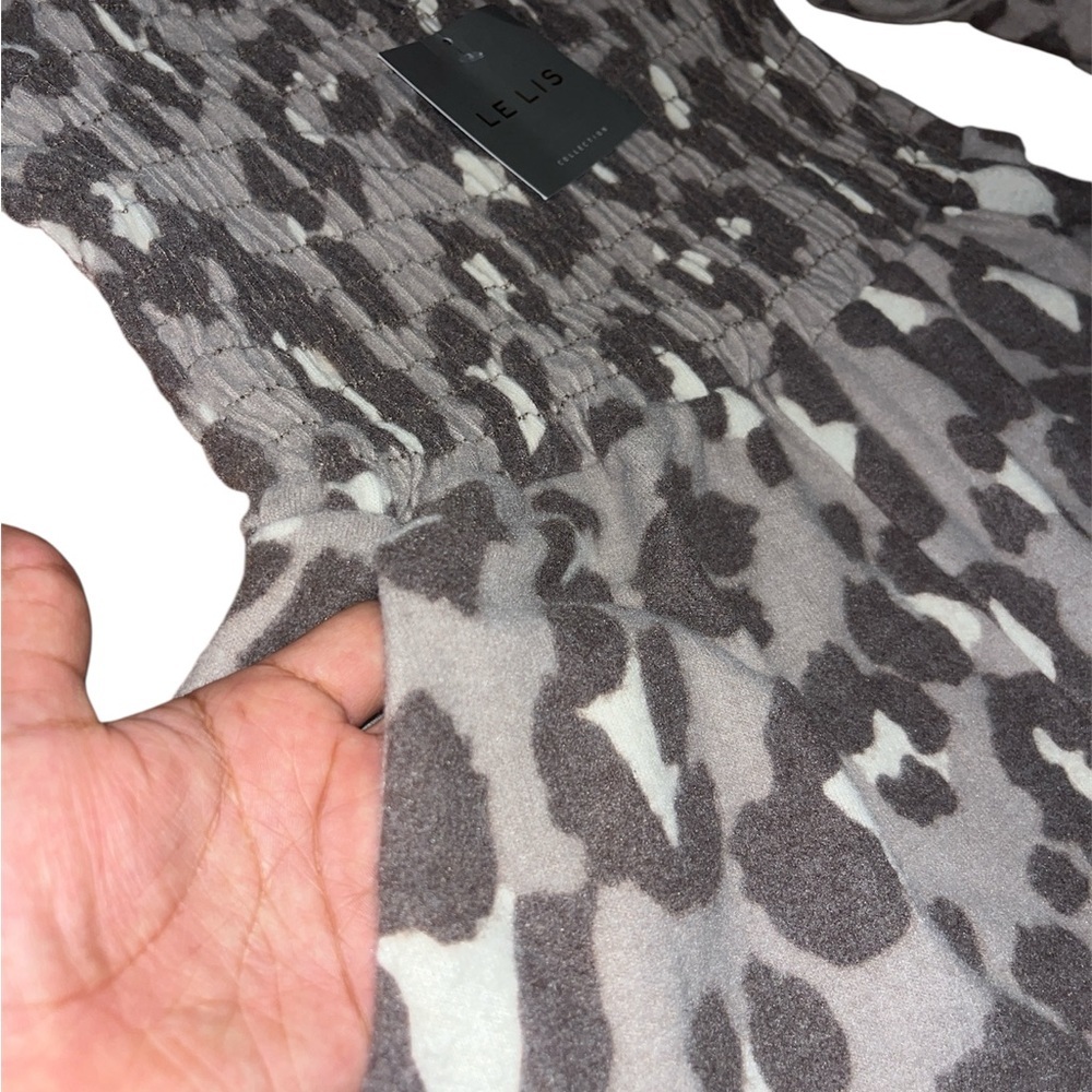 Le Lis leopard Gray Smocked Top-short - Picture 4 of 5